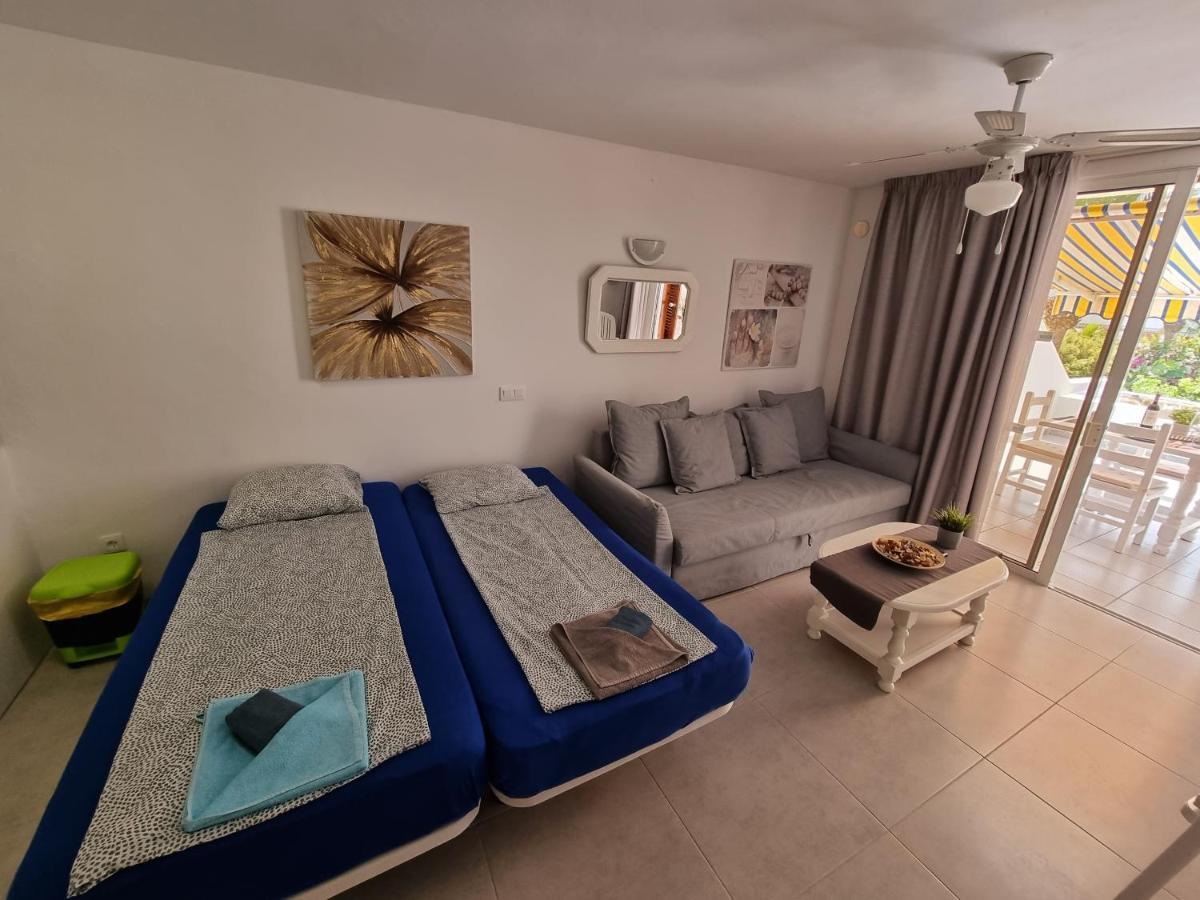 Studio No 2 Just 100 To Beach And Sea, Large Terrace, Heated Pool, Wifi, Aircondition For A Fee Playa de las Américas Exterior foto